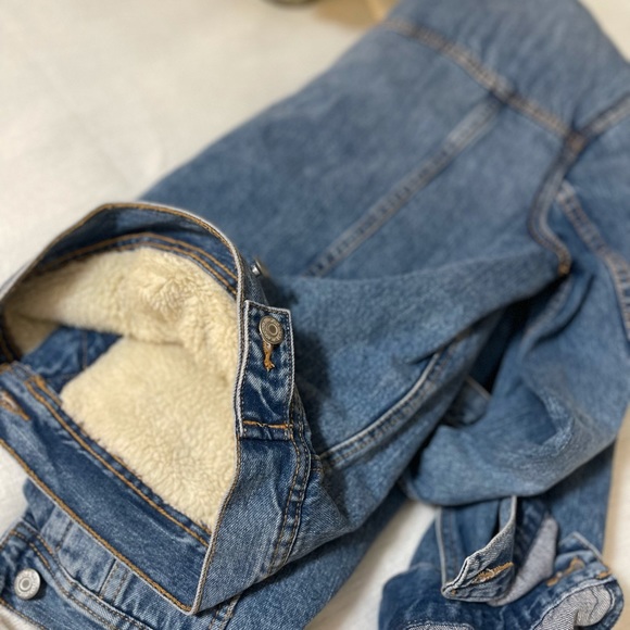 NWT Old Navy Shearling lined Jean Jacket - most coveted jacket!! - M Petite - Picture 4 of 5